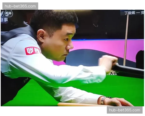 丁俊晖与吉尔伯特比赛中围球思路清晰 展现老将经验优势